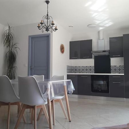 Maison Dans Une Propriete Avec Une Cour Corneilhan Exterior photo