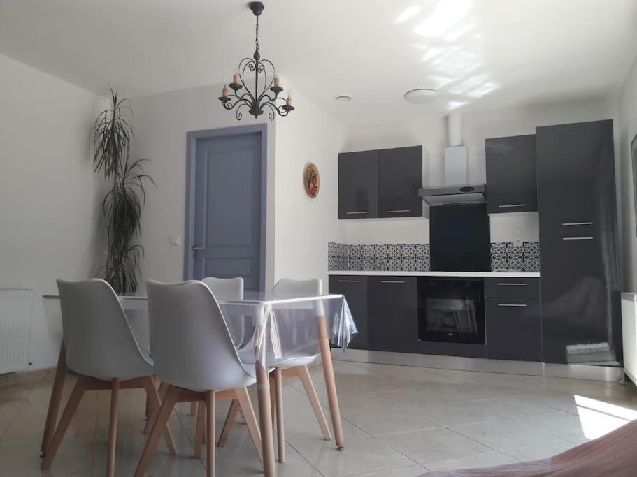 Maison Dans Une Propriete Avec Une Cour Corneilhan Exterior photo